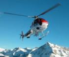 Полет вертолета спасения в швейцарских Альпах